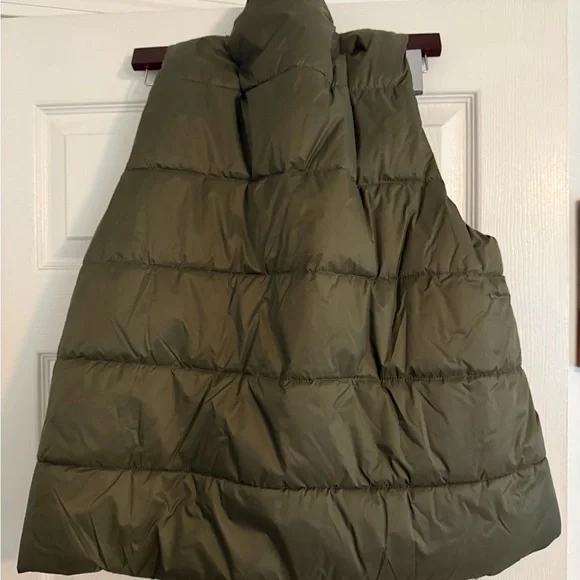 NWT GAP Puffer Vest - Picture 3 of 5